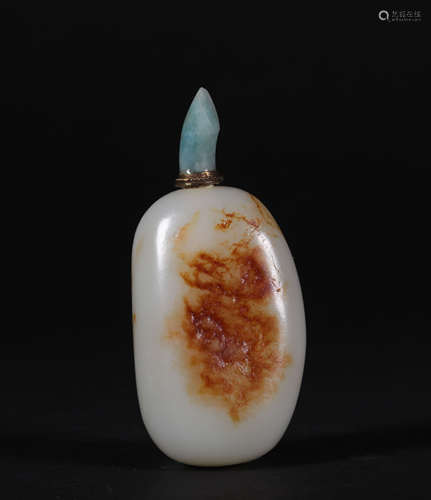 A CHINESE VINTAGE WHITE JADE SNUFF BOTTLE