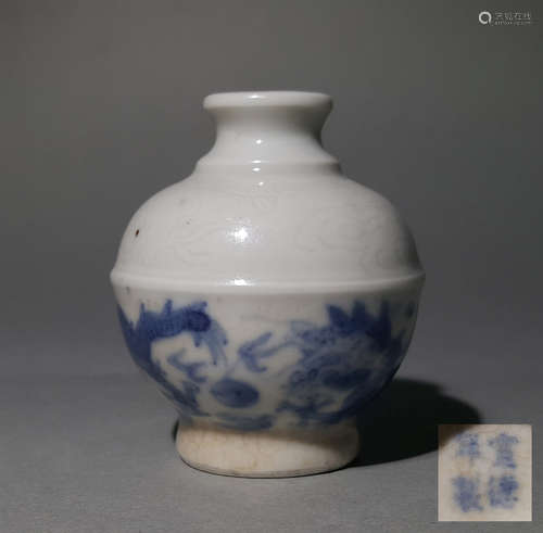 A CHINESE VINTAGE PORCELAIN SNUFF BOTTLE