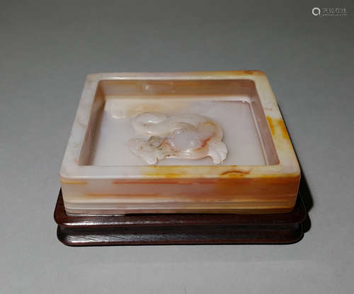 A CHINESE VINTAGE AGATE BRUSH WASHER