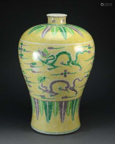 KANGXI FAMILLE JAUNE PORCELAIN MEIPING VASE