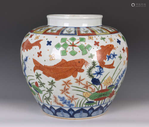 A RARE WUCAI 'FISH' JAR JIAJING MARK