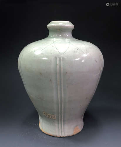 HUTIAN WARE MEIPING FORM GLAZED PORCELAIN VASE