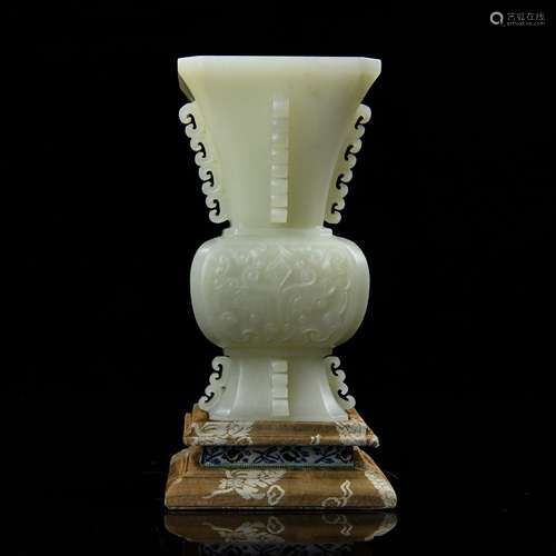 CARVED JADE SQUARE BEAKER  FORM VASE