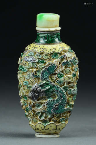 FAMILLE VERTE DRAGON & PHOENIX PORCELAIN SNUFF BOTTLE