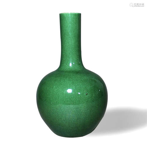 An Apple-Green Glazed 'Ge' Type Vase, Tianqiuping, Qing Dynasty清 苹果绿仿哥釉天球瓶