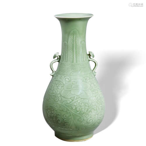 A Longquan ‘Ruyi’ Amphora Vase, Ming Dynasty明龙泉 如意双耳瓶