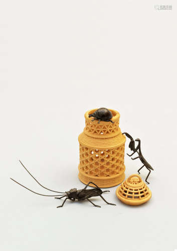 明治時期 金工昆蟲二件、黃楊木蟲籠