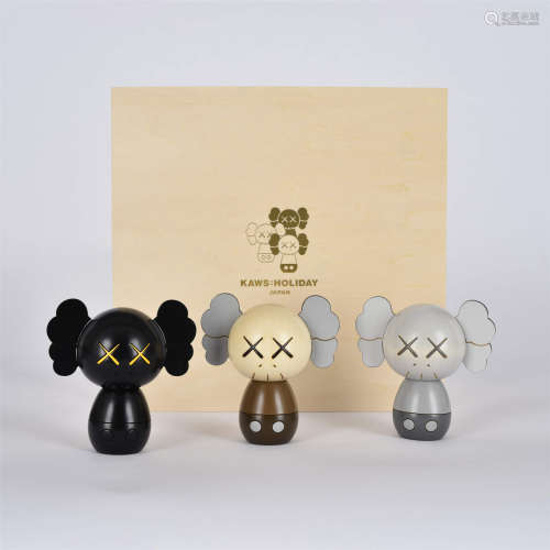 2019年 KAWS 布莱恩·唐纳利 KAWS:HOLIDAY JAPAN 日本展会限定木芥子（三件一组） 彩绘 木质