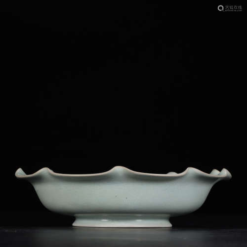 A Chinese Ru Kiln Porcelain Plate