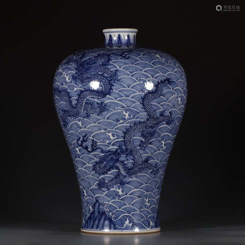 A Chinese Blue and White Dragon Pattern Porcelain Vase