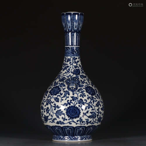 A Chinese Blue and White Floral Porcelain Vase