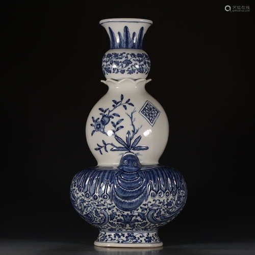 A Chinese Blue and White Floral Porcelain Gourd-shaped Vase