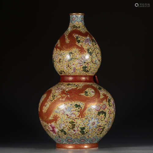 A Chinese Famille Rose Gild Dragon Pattern Porcelain Gourd-shaped Vase