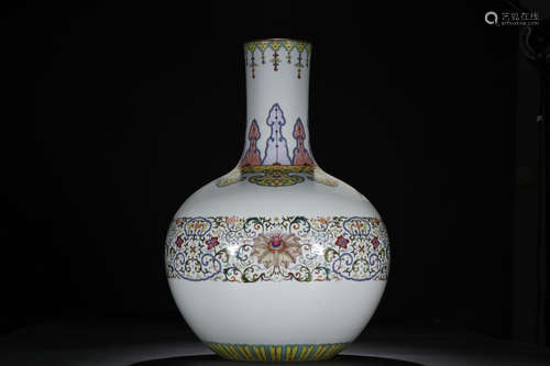 A Chinese Famille Rose Gild Floral Porcelain Vase