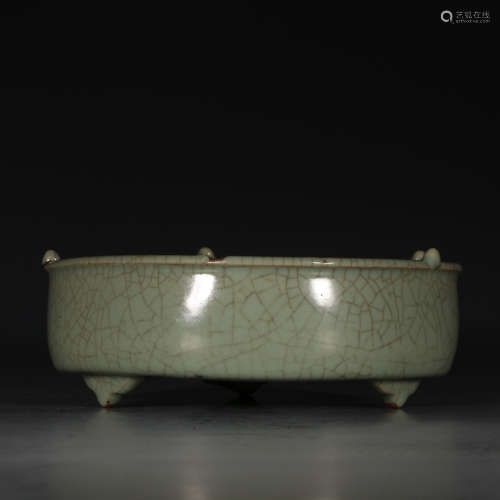 A Chinese Royal Kiln Porcelain Three-legged Washer
