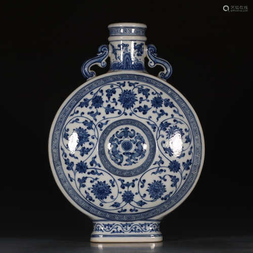 A Chinese Blue and White Floral Porcelain Vase