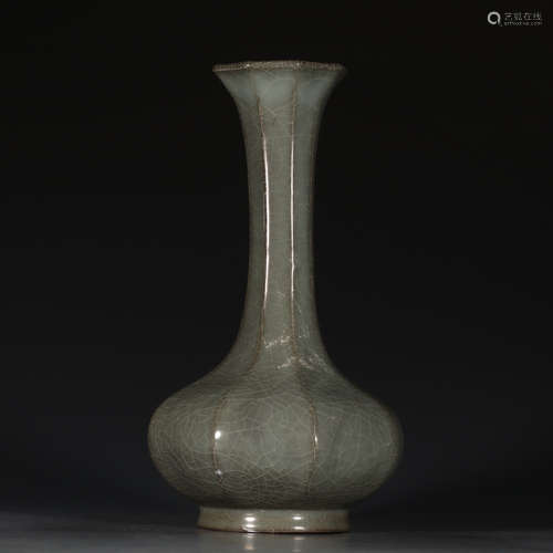 A Chinese Royal Kiln Porcelain Vase