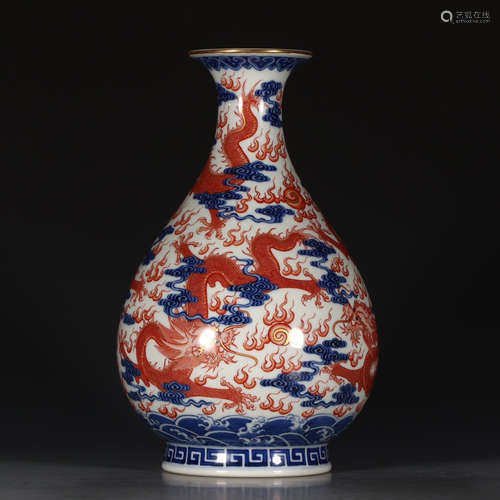 A Chinese Blue and White Dragon Pattern Porcelain Vase