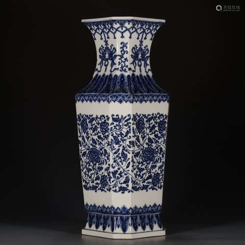 A Chinese Blue and White Floral Porcelain Vessel