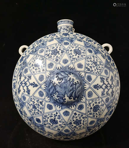 A Chinese Blue and White Floral Porcelain Vase