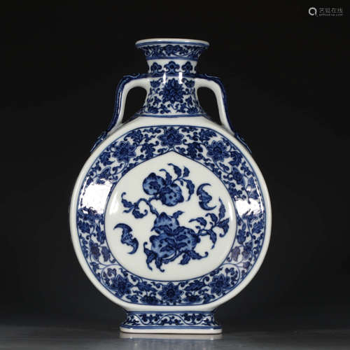 A Chinese Blue and White Floral Porcelain oblate Vase