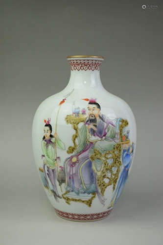 A Chinese Famille Rose Figure Painted Porcelain Vase