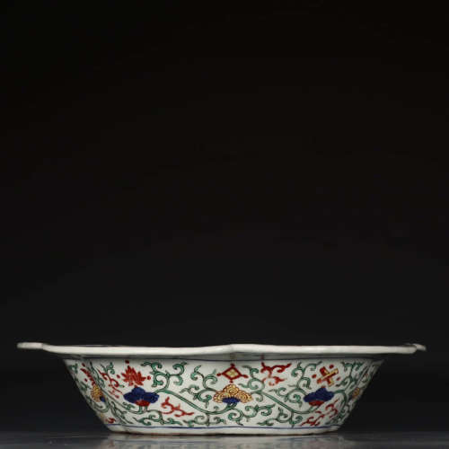 A Chinese Doucai Floral Porcelain Pot