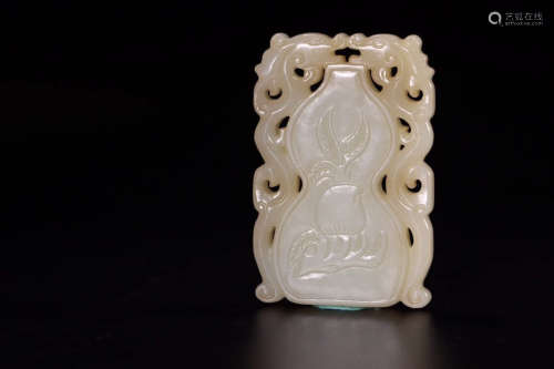 A Chinese Carved Hetian Jade Gourd Pendant