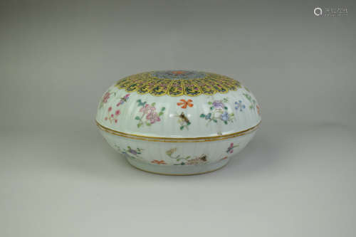 A Chinese Famille Rose Porcelain Box