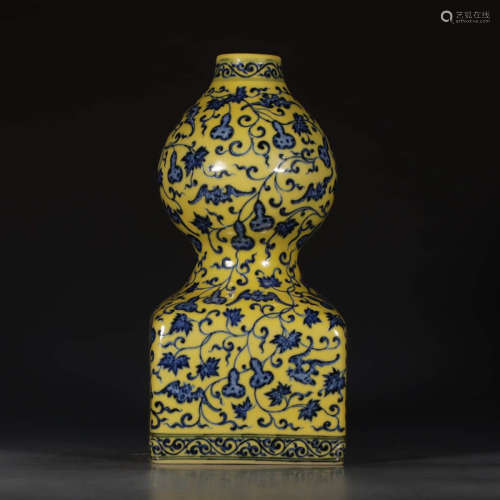 A Chinese Yellow Blue and White Floral Porcelain Gourd-shaped Vase