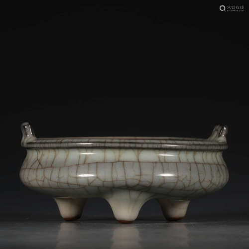 A Chinese Royal Kiln Three-legged Porcelain Censer