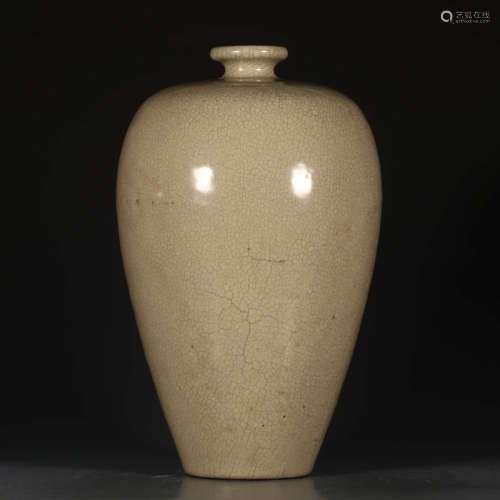 A Chinese Ge Kiln Off-white Glazed Porcelain Vase