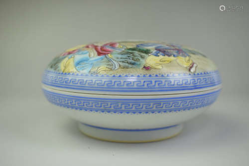 A Chinese Famille Rose Figure Painted Porcelain Box