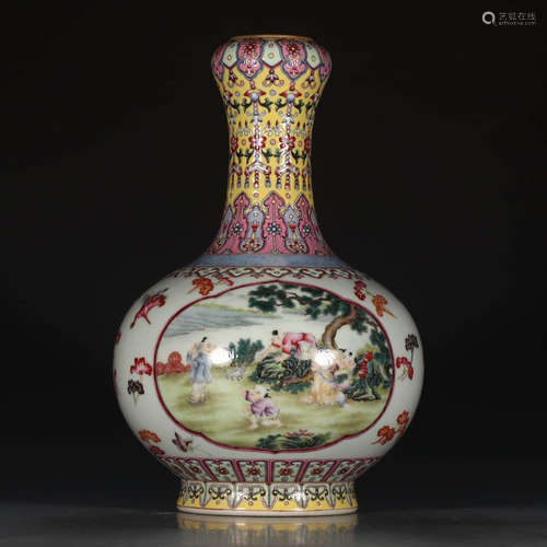 A Chinese Famille Rose Painted Porcelain Garlic Bottle