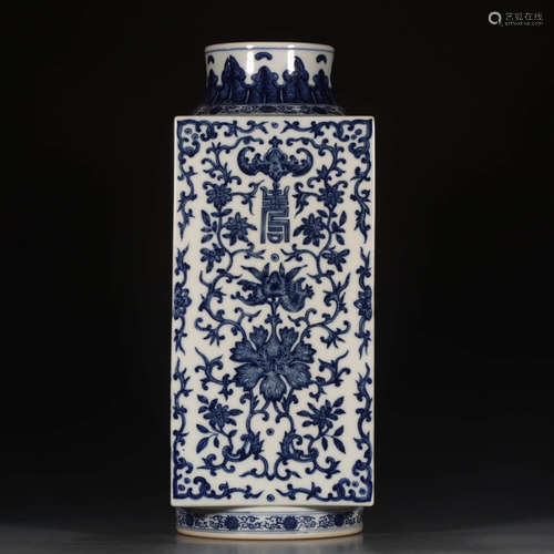 A Chinese Blue and White Floral Porcelain Vase