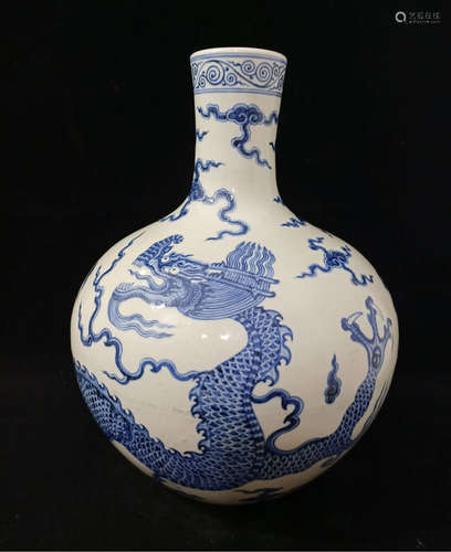 A Chinese Blue and White Dragon Pattern Porcelain Vase