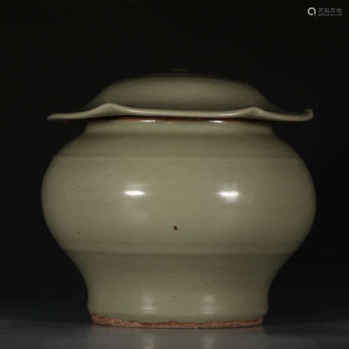 A Chinese Longquan Kiln Porcelain Jar with cover