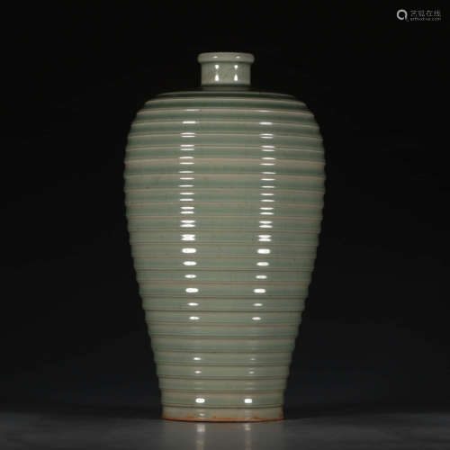 A Chinese Glazed Porcelain Vase