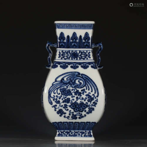 A Chinese Blue and White Floral Porcelain Double Ears Vase