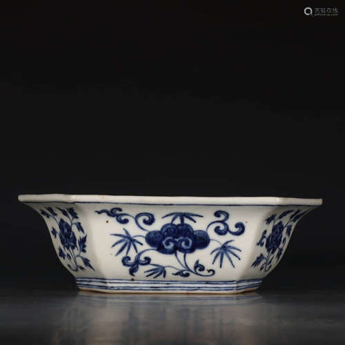 A Chinese Blue and White Floral Porcelain Narcissus Pot