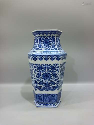 青花缠枝莲纹六方镶器 A Chinese Blue and White Floral  Twine Pattern Porcelain Utensil