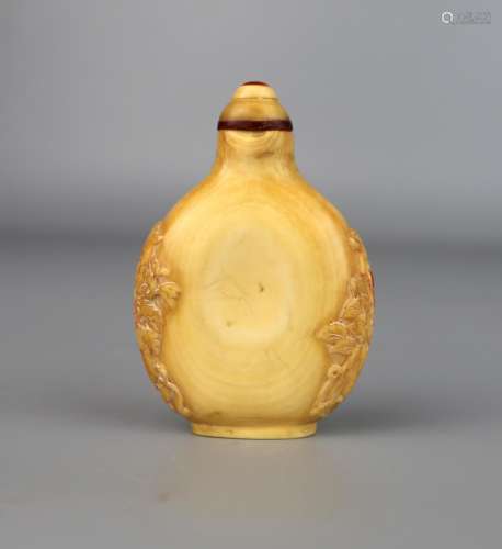 A Chinese Red Crane Crest Snuff Bottle Carved with Lion