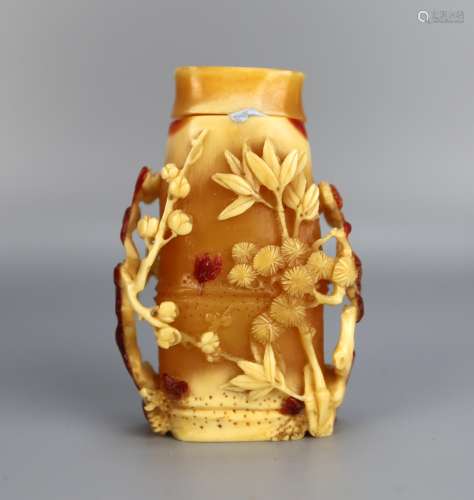 A Chinese Red Crane Crest Snuff Bottle, Qing Dynasty