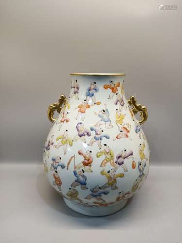 清乾隆婴戏图如意耳尊 A Chinese Painted Porcelain Zun