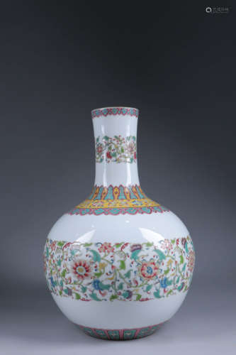 斗彩花卉纹天球瓶 A Chinese Doucai Floral Porcelain Vase