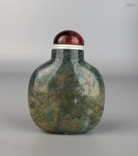 A Chinese Agate Snuff Bottle with Natural Algea