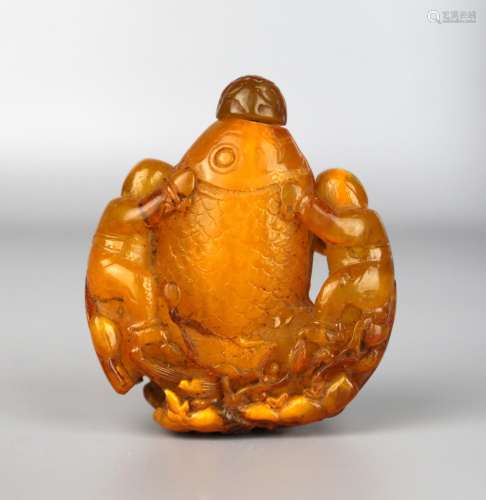 A Chinese Fish Gold Amber Snuff Bottle, Late Qing