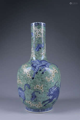 海兽纹瓶 A Chinese Painted Porcelain Vase