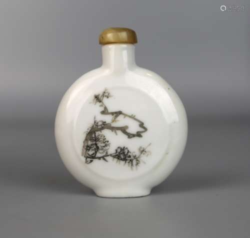 A Chinese Grisaille Snuff Bottle with Imperial Peom,