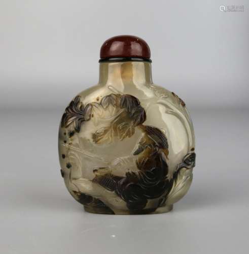A Chinese Agate Snuff Bottle, Mid Qing Dynasty, Compare